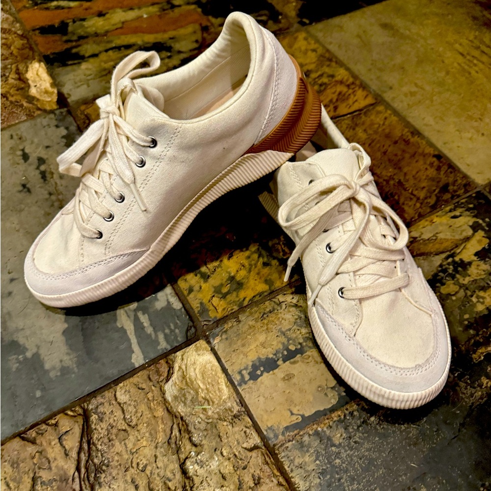 Sorel canvas shoes.  Super cute and in great shape!  No trades.  Size 8.